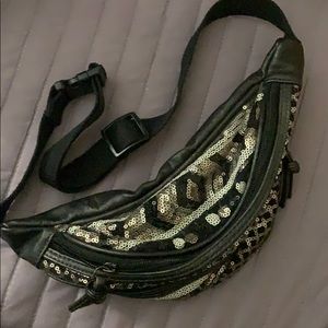 Adjustable sequenced fanny pack